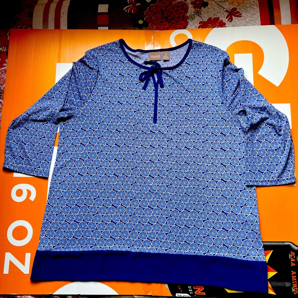 Chicos Size 2 Blue White Geometric Top Blouse Career Non Iron High Low